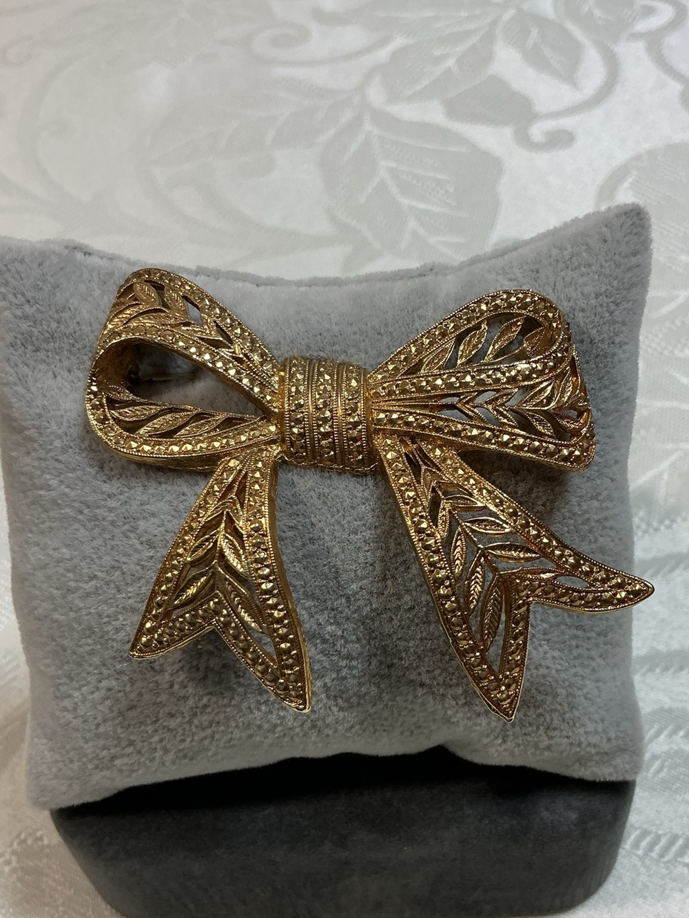 1928 Filigree Openwork Ribbon Vintage Gold Tone Brooch